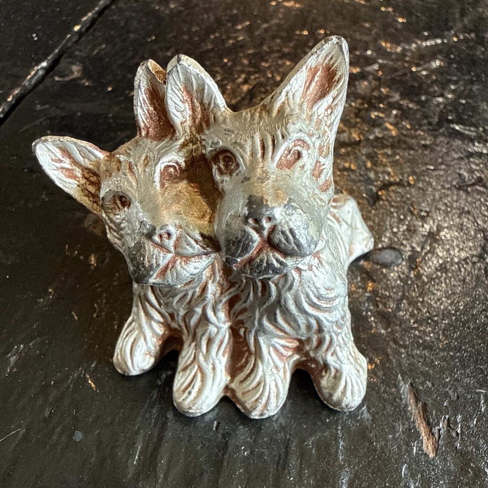 VINTAGE CAST METAL DOUBLE FIGURINE OF SCOTTISH TERRIER DOGS Kitschy 2.25"